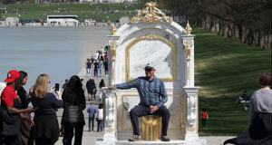 ট্রাম্পের জন্য ‘সোনালি সিংহাসন’, মাঝখানে বসার টয়লেট