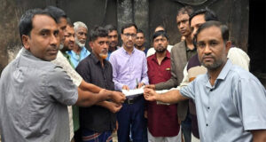 নবীগঞ্জে অগ্নিকাণ্ডে ক্ষতিগ্রস্ত বেকারি মালিককে প্রশাসনের অনুদান