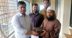 লাখাইয়ে ১৪ কার্টুন খেজুর ২৬ মাদ্রাসায় বিতরণ