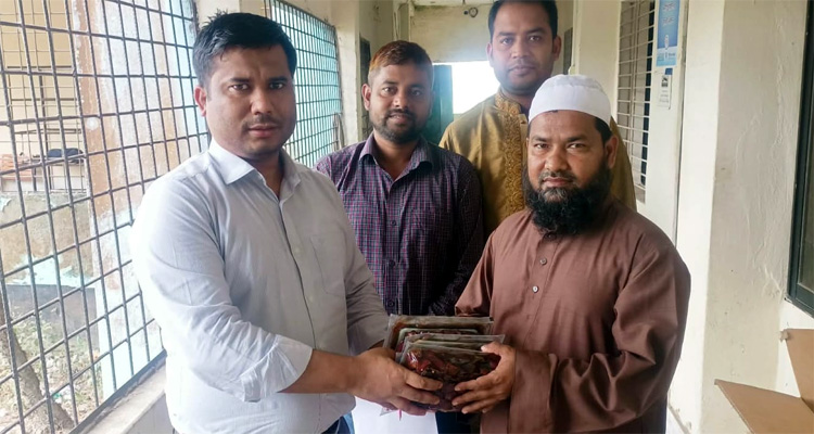 লাখাইয়ে ১৪ কার্টুন খেজুর ২৬ মাদ্রাসায় বিতরণ