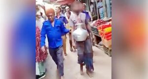 বৃদ্ধ মাকে মারধর, কলসি গলায় ঝুলিয়ে বাজারে ঘোরানো হলো ছেলেকে