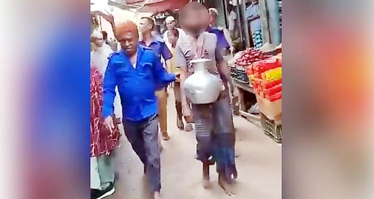 বৃদ্ধ মাকে মারধর, কলসি গলায় ঝুলিয়ে বাজারে ঘোরানো হলো ছেলেকে