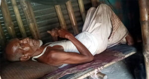 <span style='color:#ff0000;font-size:18px;'>ইফতারী করেছেন শুধু মুড়ি আর পানি খেয়ে</span> <br/> দেড় যুগের বেশি সময় ধরে পা সোজা করে ঘুমাতে পারেন না মোঃ রইছ মিয়া