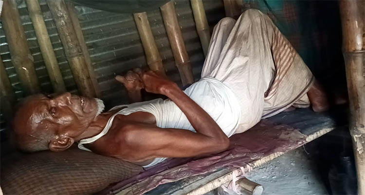 দেড় যুগের বেশি সময় ধরে পা সোজা করে ঘুমাতে পারেন না মোঃ রইছ মিয়া