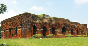 ৫০০ বছরের প্রাচীন ঐতিহ্য দারাসবাড়ি মসজিদ