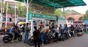 অধিকাংশ পাম্পে তেল নেই, যানবাহনের দীর্ঘ লাইন