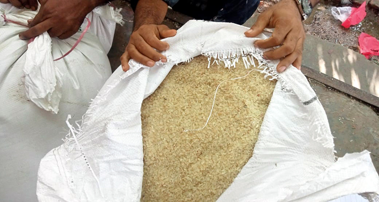 চেয়ারম্যানের অনুপস্থিতিতে সরকারি চাল নেওয়ার অভিযোগ যুবদল নেতার বিরুদ্ধে