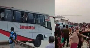 দৌলতদিয়া ফেরিঘাটে যাত্রীবাহী বাস নিয়ন্ত্রণ হারিয়ে পদ্মায়, নিখোঁজ ৪৫