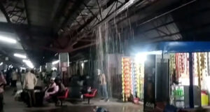 ৮০ বছরেও সংস্কার নেই, সামান্য বৃষ্টিতে অচল স্টেশন