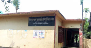 জরাজীর্ণ ভবনে চলছে পাঠদান, আতঙ্কে শিক্ষার্থীরা