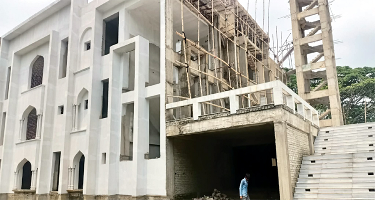 ৮ বছরেও শেষ হয়নি লাখাই মডেল মসজিদের নির্মাণ কাজ