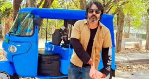 উচ্চ বেতনের চাকরি ছেড়ে অটোরিকশা চালক হলেন যুবক