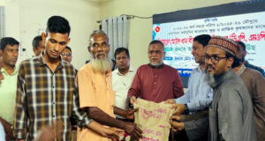 শায়েস্তাগঞ্জে কৃষকদের মাঝে বিনামূল্যে বীজ ও সার বিতরণ