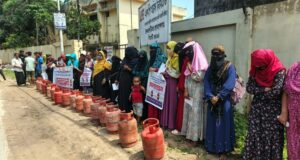 এলপিজি গ্যাস প্লান থেকে সরকারি মূল্যে সিলিন্ডার না পাওয়ার প্রতিবাদে মানববন্ধন