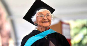 ১০৫ বছর বয়সে মাস্টার্স ডিগ্রি পেলেন নারী