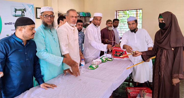 বালাউট ছাহেব বাড়ীতে ফ্রি সেলাই প্রশিক্ষণ কেন্দ্র উদ্বোধন ও মেশিন বিতরণ
