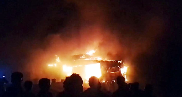 হবিগঞ্জে গভীর রাতে আগুনে ৯ ব্যবসা প্রতিষ্ঠান পুড়ে ছাই