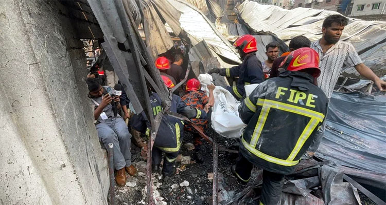 কদমতলীতে গ্যাসলাইট কারখানায় আগুন, ৫ জনের মরদেহ উদ্ধার