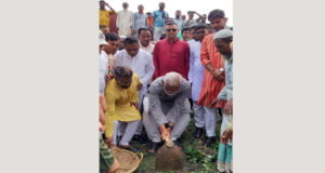 প্রধানমন্ত্রীর নির্বাচনী প্রতিশ্রুতি বাস্তবায়নে খাল পুনঃখনন কাজের উদ্বোধন এমপি ডাঃ জীবন