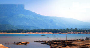 যাদুকাটা নদীতে বজ্রপাতে ও বালু চাপা পড়ে দুই শ্রমিক নিহত