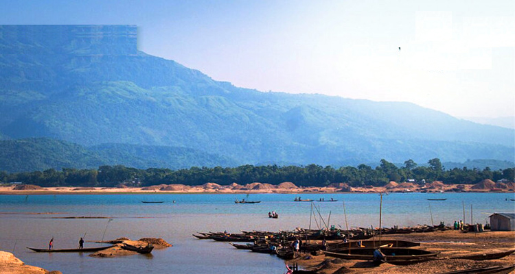 যাদুকাটা নদীতে বজ্রপাতে ও বালু চাপা পড়ে দুই শ্রমিক নিহত