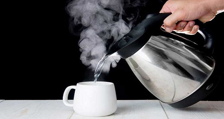 সকালে খালি পেটে কুসুম গরম পানি পানের উপকারিতা