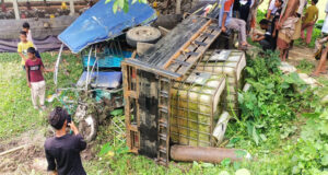 লাখাইয়ে পিকআপ ভ্যান ও টমটম খাদে পড়ে আহত ২