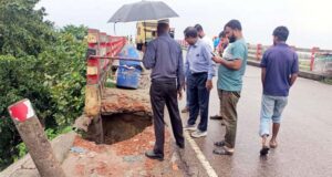 বলভদ্র ব্রীজ ভাঙ্গন এলাকা পরিদর্শন করলেন নির্বাহী প্রকৌশলী