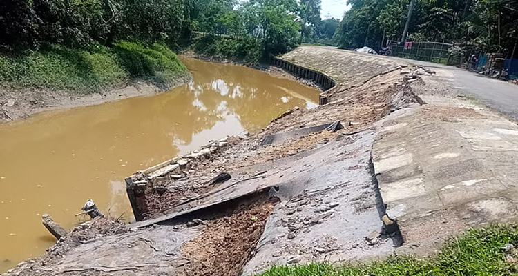 পাহাড়ি ঢলে ব্লক ধসে ঝুঁকিতে ফানাই নদের বাঁধ ও সড়ক
