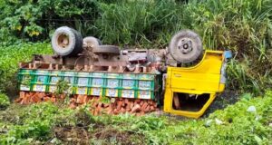গোলাপগঞ্জে ট্রাক উল্টে খাদে, চাপা পড়ে নিহত শ্রমিক