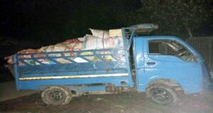 মাদ্রাসার মালামাল গভীর রাতে পাচারকালে গাড়ী আটক