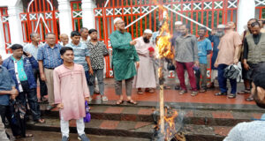 শিশু ধর্ষণকারী ধর্ষকদের প্রতিকী কুশপুত্তলিকা দাহ