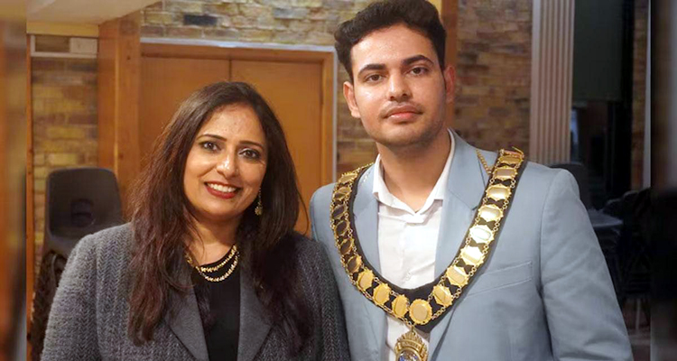 যুক্তরাজ্যে মেয়র নির্বাচিত হয়ে ইতিহাস গড়লেন মা-ছেলে