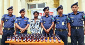 যাত্রীর ছদ্মবেশে ১০০ বোতল ফেন্সিডিল পাচারকালে কারবারি আটক