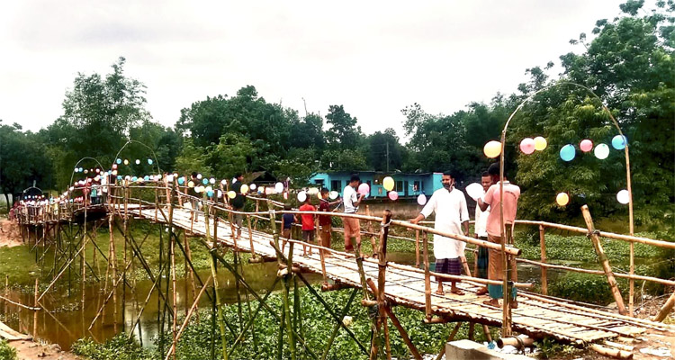 তাহিরপুরে নদীর উপর গ্রামবাসী উদ্যোগে বাঁশের সেতু নির্মাণ