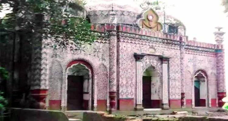 কালের স্বাক্ষী ঐতিহাসিক তিন গম্বুজ মসজিদ