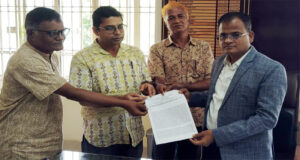 সুনামগঞ্জে ফসল ডুবে ক্ষতিগ্রস্তদের বছরব্যাপী সহায়তা ও ১৪টি দাবি জানিয়ে স্মারকলিপি