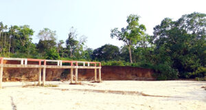 ২৫ পরিবারের বাঁচার লড়াই-পাহাড় ধসের ঝুঁকিতে সাতছড়ির ত্রিপুরা পল্লী