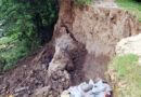 ধলাই নদীর প্রতিরক্ষা বাঁধে ভাঙন, আতঙ্কে স্থানীয়রা