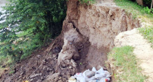 ধলাই নদীর প্রতিরক্ষা বাঁধে ভাঙন, আতঙ্কে স্থানীয়রা