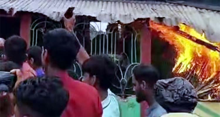 বিশ্বম্ভরপুরে চোরকে গণধোলাই, বাড়িতে অগ্নিসংযোগ