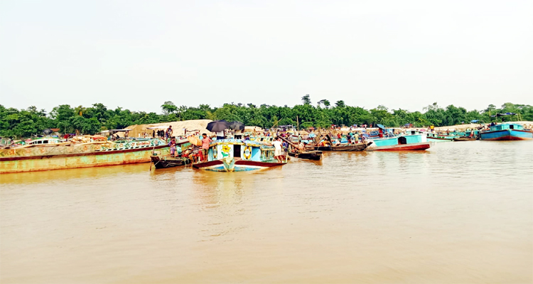গোয়াইনঘাটে ড্রেজার দিয়ে বালু উত্তোলন, হুমকির মুখে চা-বাগানসহ বেশকটি গ্রাম!