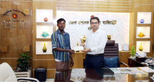 দিনমজুর গাজী মিয়াকে গৃহ নির্মাণে সহায়তা দিল জেলা প্রশাসন