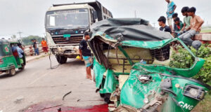 মাধবপুরে ট্রাক-সিএনজির ধাক্কায় ঝরল দুই প্রাণ