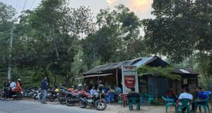 চায়ের দোকানে জমে ওঠা গল্প