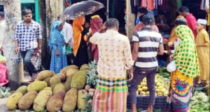দিরাই বাজারে রাস্তার উপর দোকানপাট, চলাচলে চরম দুর্ভোগ