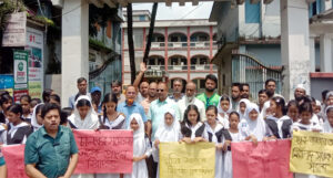 ছাতকে শিক্ষার্থী আহত হওয়ার প্রতিবাদে সহপাঠীদের মানববন্ধন