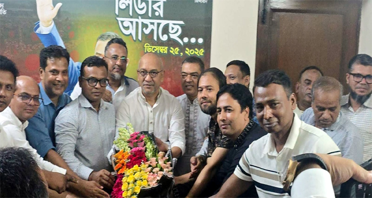 হজ পালন শেষে দেশে ফেরা যুবদল সভাপতি মুন্নাকে ফুলেল শুভেচ্ছা