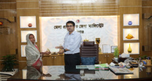 ঝড়ে ভেঙেছে ঘর, ভাঙেনি আশা: বৃদ্ধা শিপ্রা রাণীর পাশে ডিসি