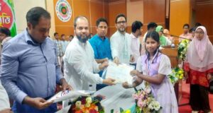 ব্রাইট একাডেমির শিক্ষাবৃত্তি পেল ৮০ কৃতি শিক্ষার্থী
